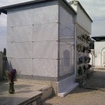 cappella di famiglia con loculi in vetroresina e rivestimento in marmo cimitero Marega