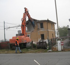 Sanguinetto (VR) - Demolizione casello ferroviario linea Mantova - Monselice